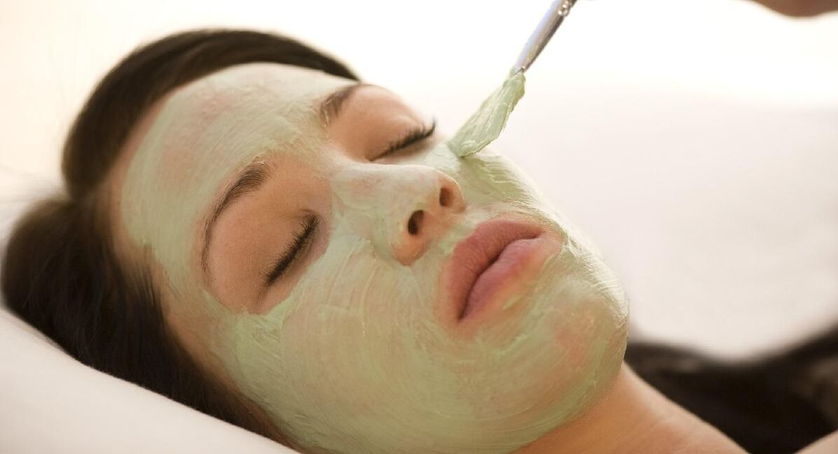 A refreshing face mask with cucumber, kaolin and coconut milk